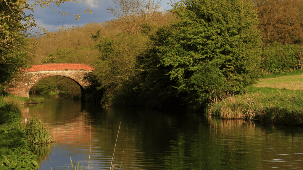 Peaceful image of the Kennet & Avon Canal.