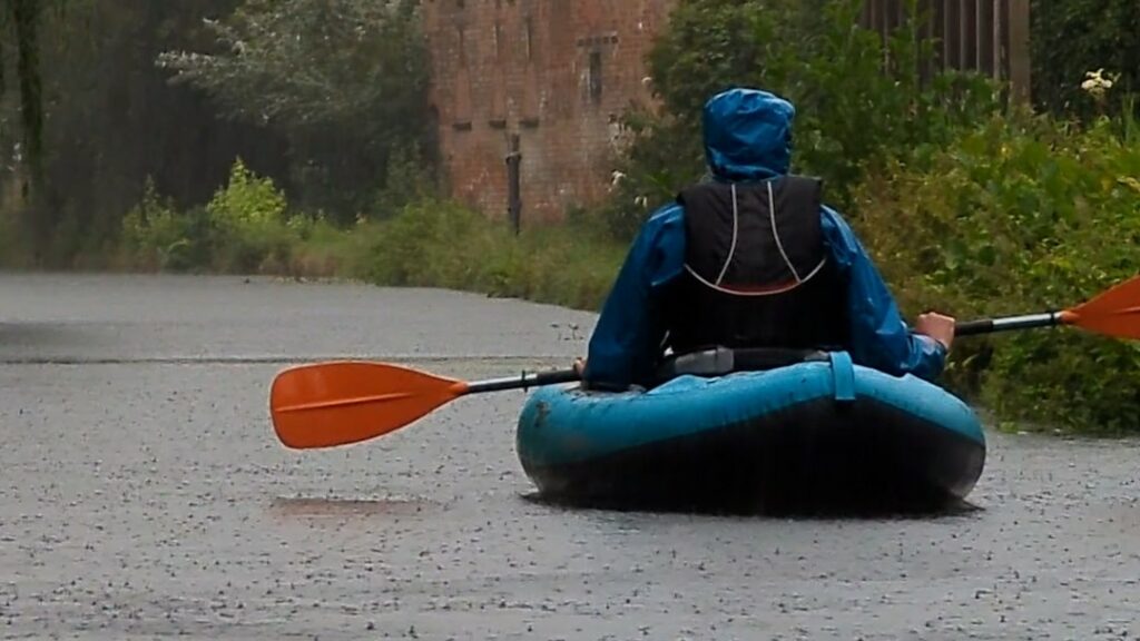 Paddling in the rain at Erewash Canal